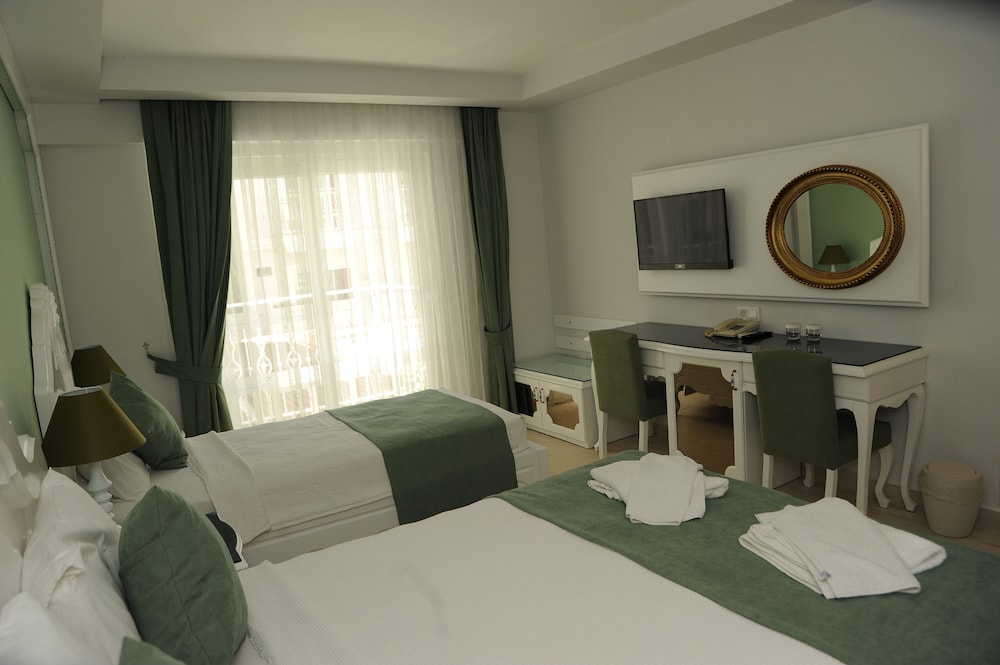 Montebello Deluxe Hotel 26/49