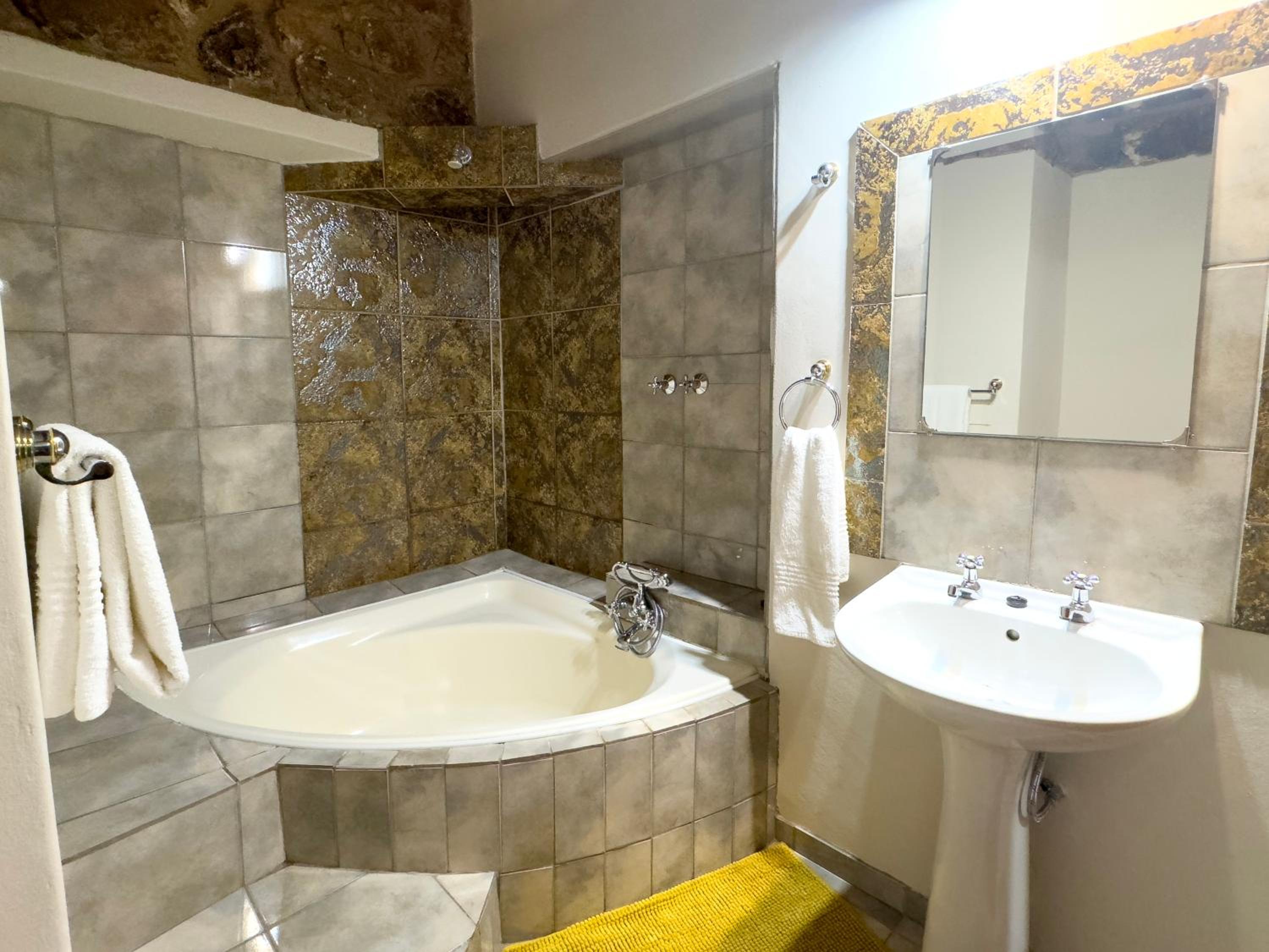 Centurion Guest House and Lodge 14/16