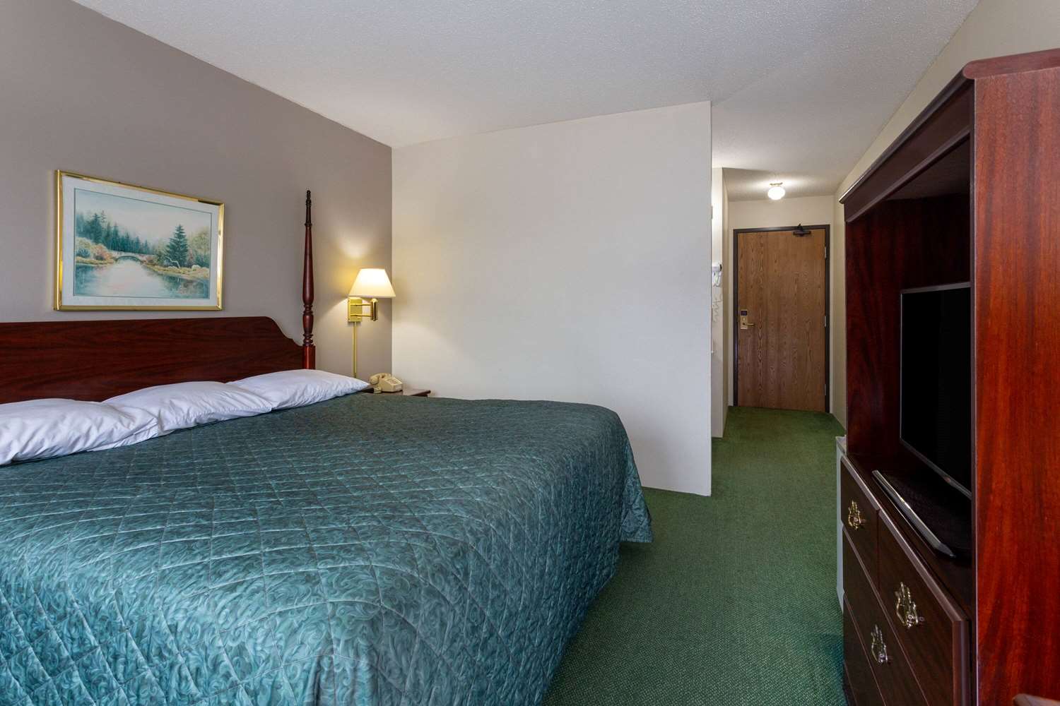 Super 8 by Wyndham Reedsburg 6/36