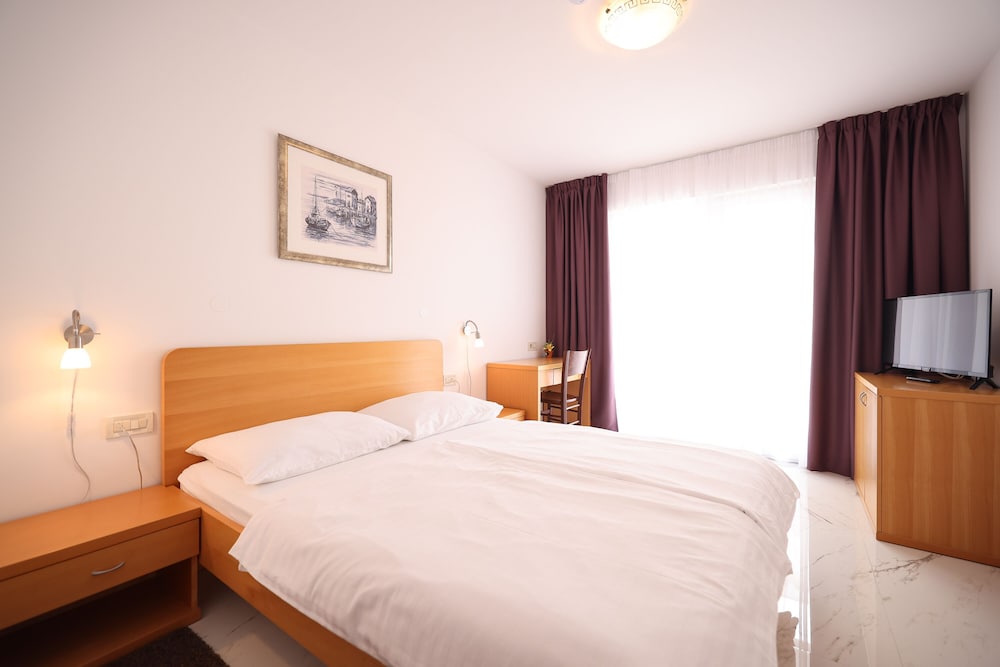 STANDARD, QUEEN BED, GARDEN VIEW