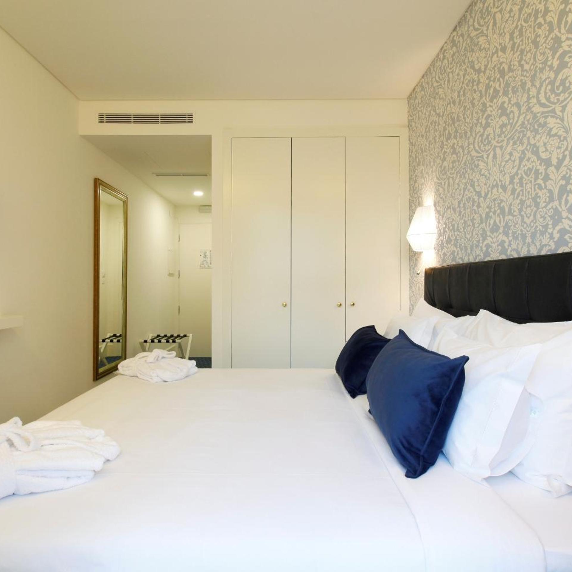 Mini, Double Bed, Street View، Hotel Lis Baixa 5/9