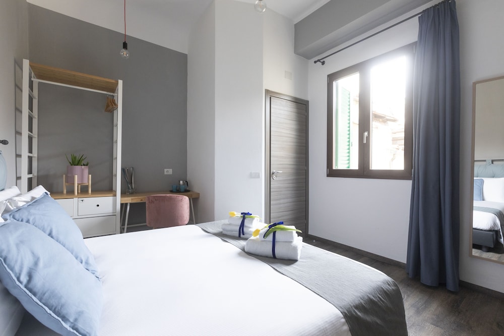 ROOM, DOUBLE BED
