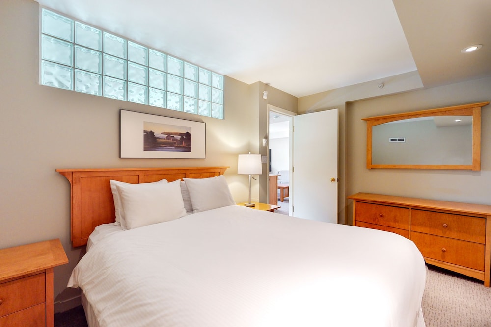 Superior, Studio, Murphy Bed, Queen Bed