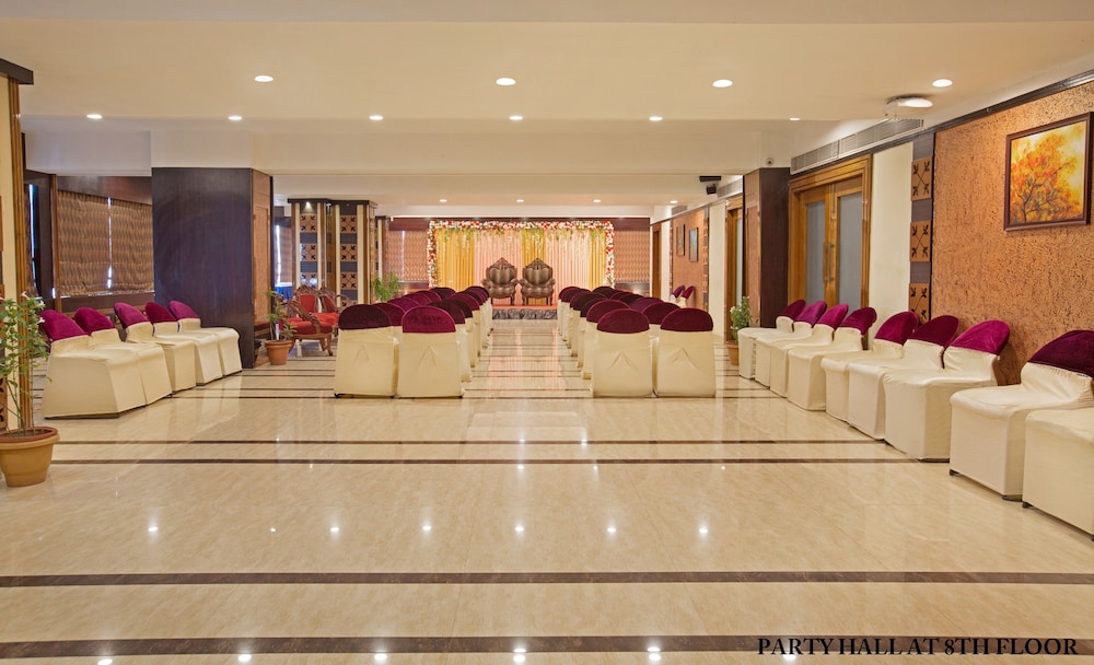 Oyo Premium Paltan Bazar 6/49