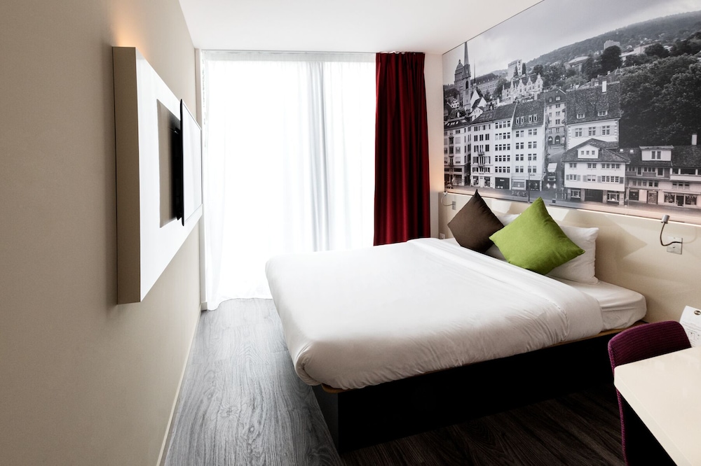 ROOM, DOUBLE BED