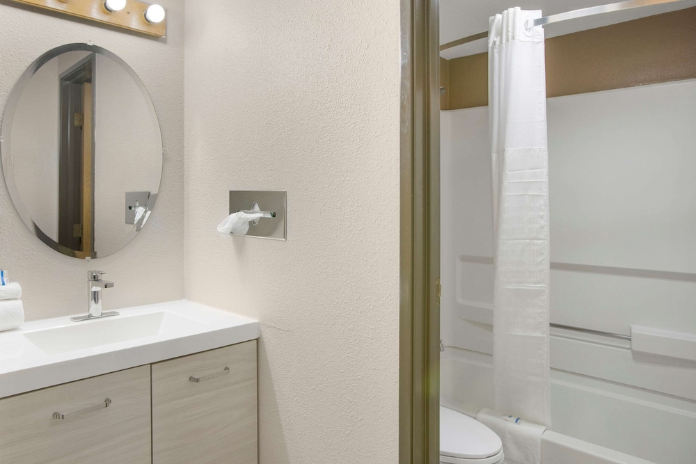 Rodeway Inn & Suites Grand Rapids Southeast 38/39