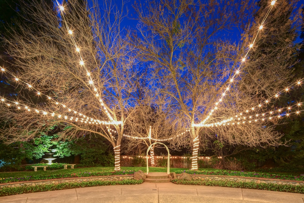 Lake Natoma Inn 40/46
