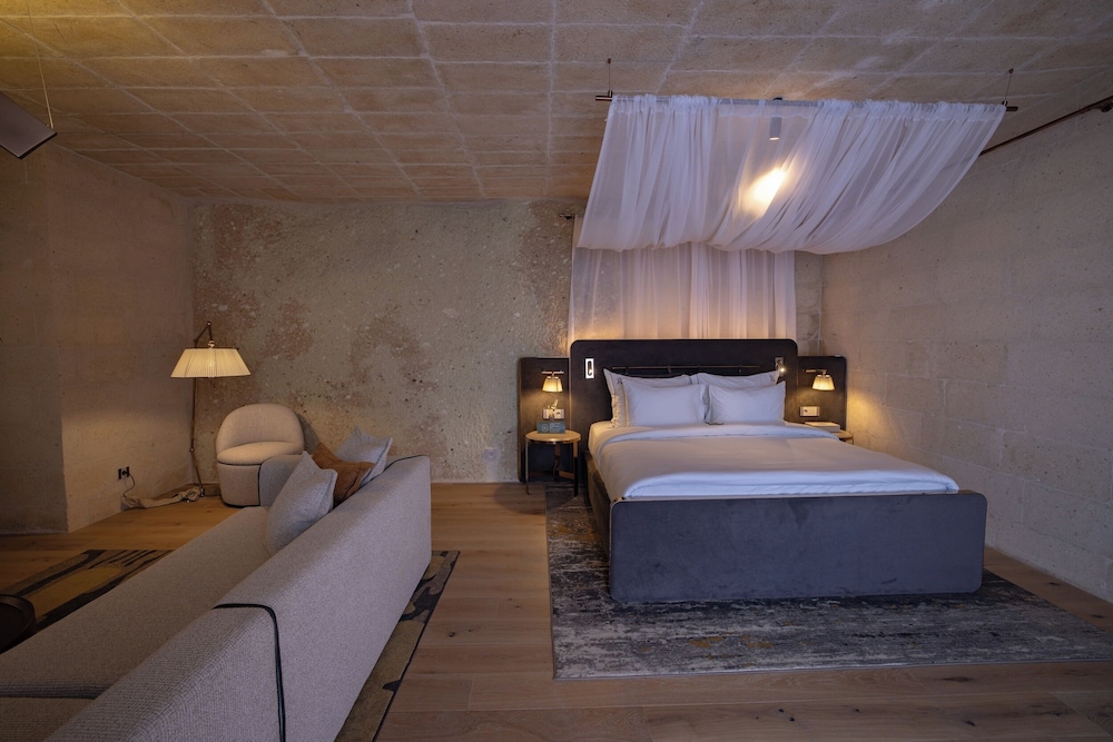 VALLEY, SUITE