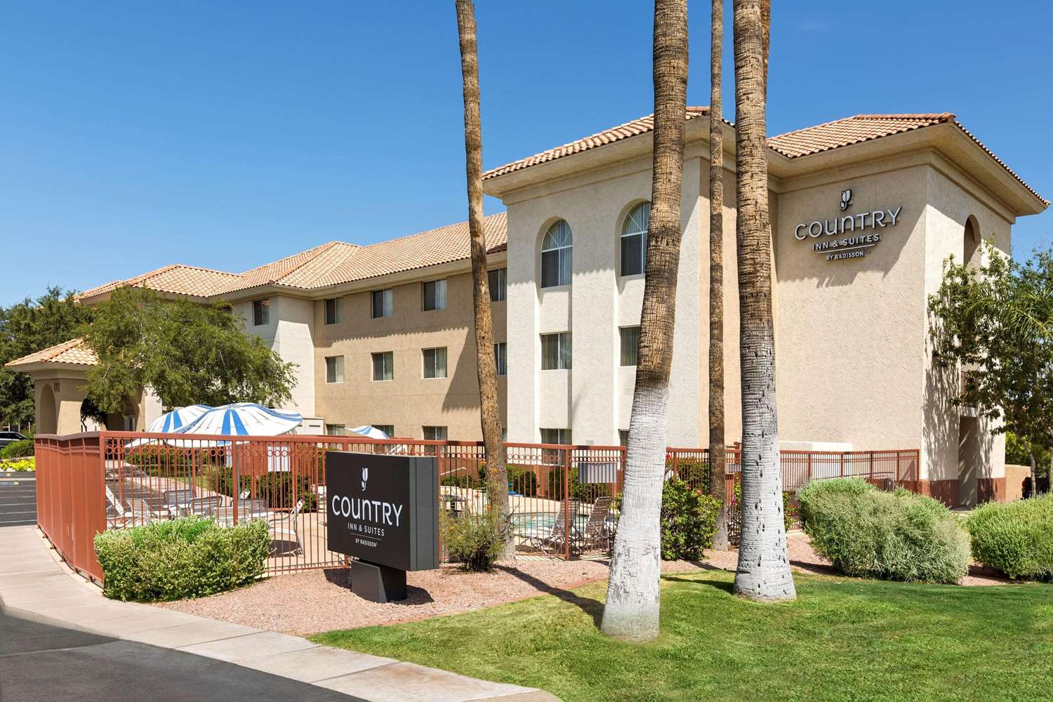 Country Inn & Suites by Radisson, Phoenix Airport, AZ 44/46