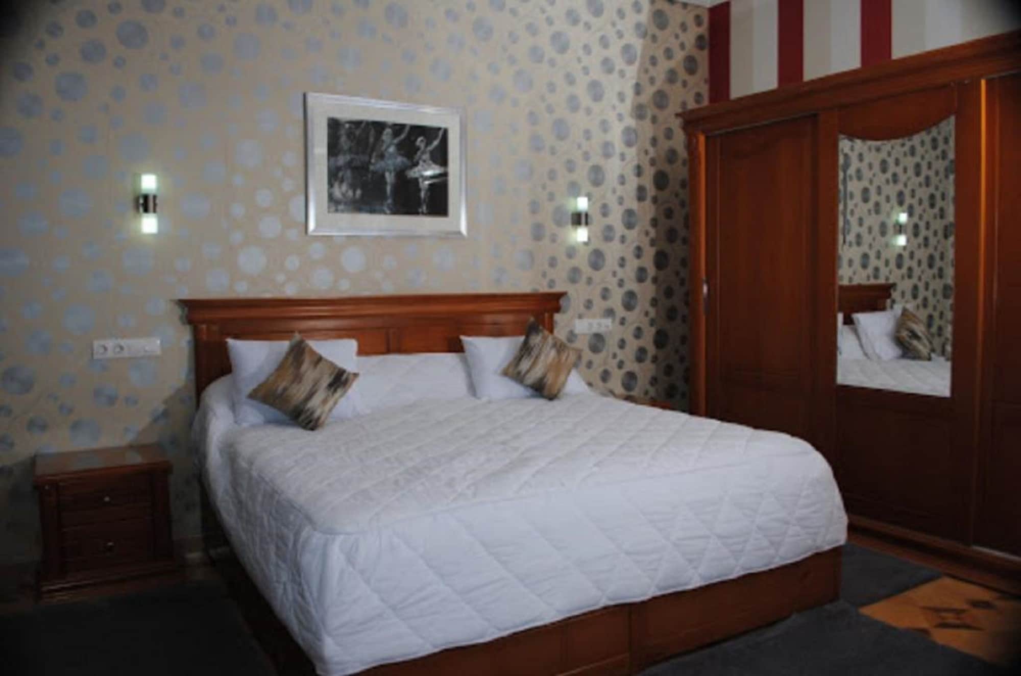 ROOM, DOUBLE BED