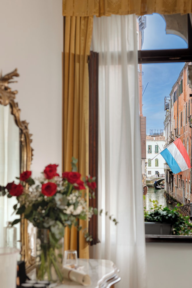 All Angelo Art Hotel 70/72