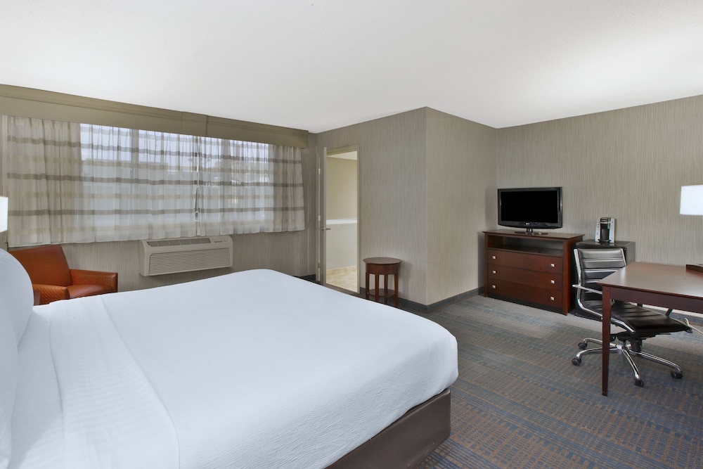 Holiday Inn Columbus Downtown Capital Square 25/65