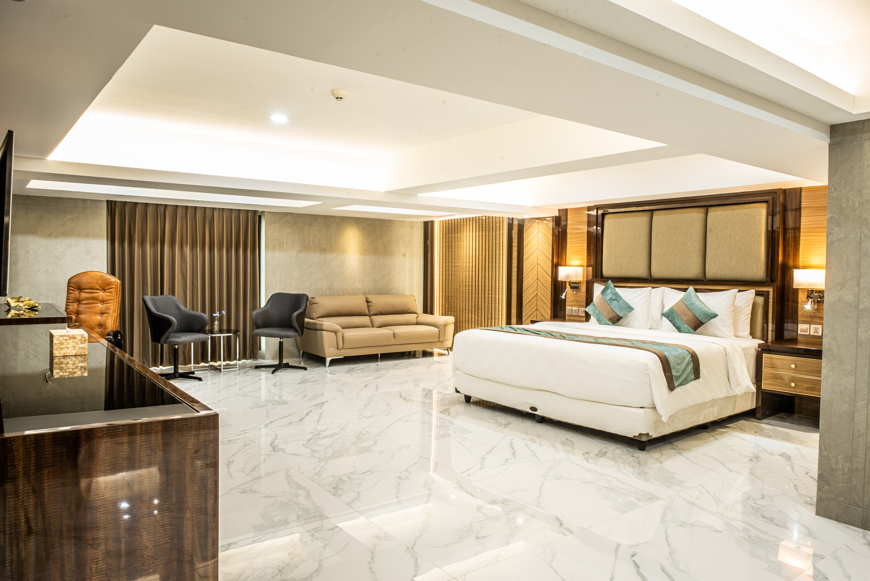 2 Bedrooms, Suite, 2 Bathrooms