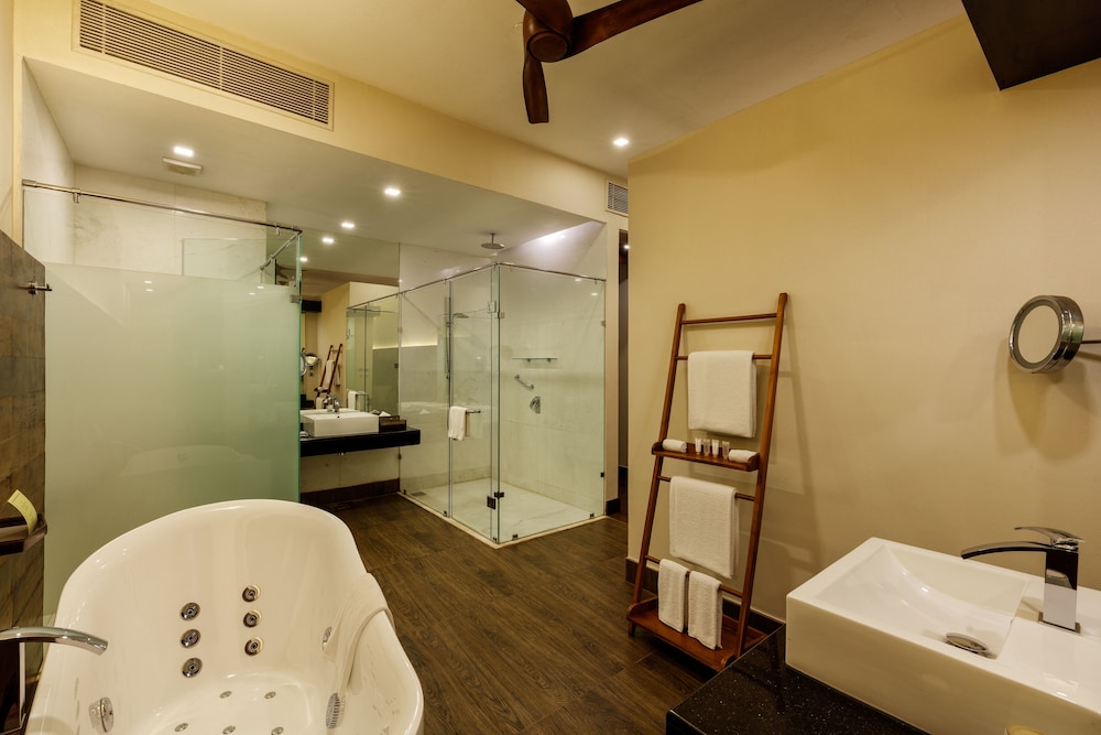 COURTYARD ROOM