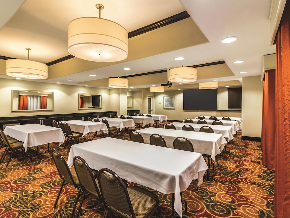 La Quinta Inn & Suites by Wyndham Fargo-Medical Center 49/60