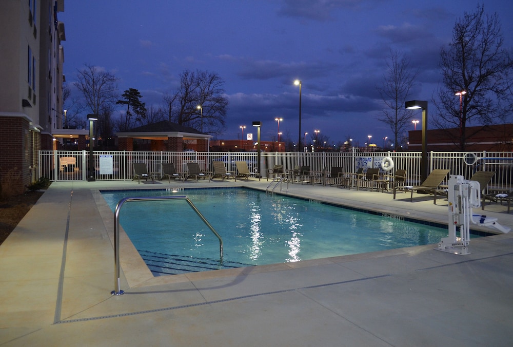 Candlewood Suites Greenville 14/28