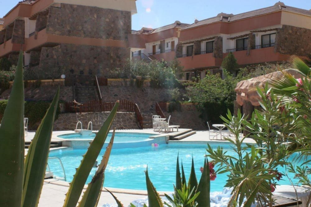 Catherine Plaza 17/48