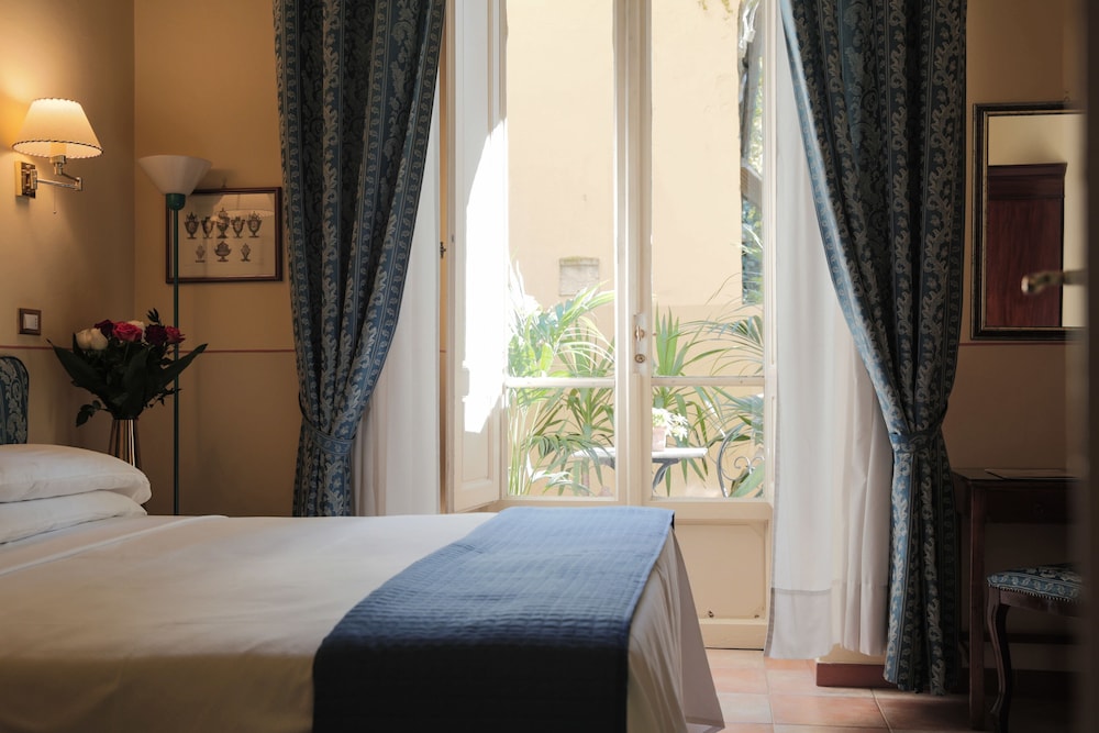 SUPERIOR, DOUBLE OR TWIN BED