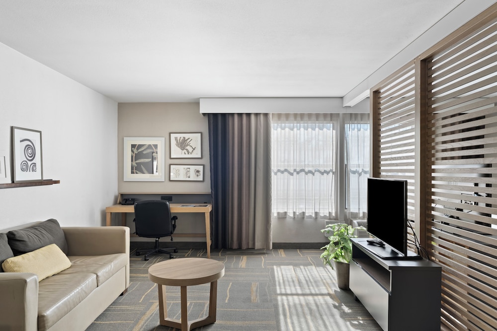 GreenTree Inn and Suites Phoenix Sky Harbor 46/65