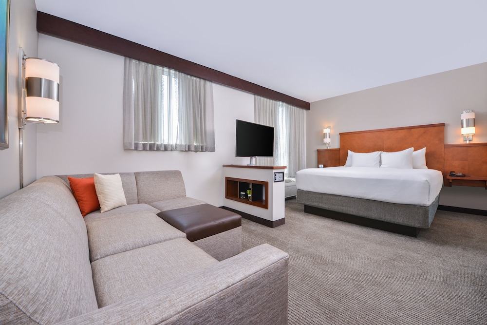 Hyatt Place Chesapeake/Greenbrier 14/63