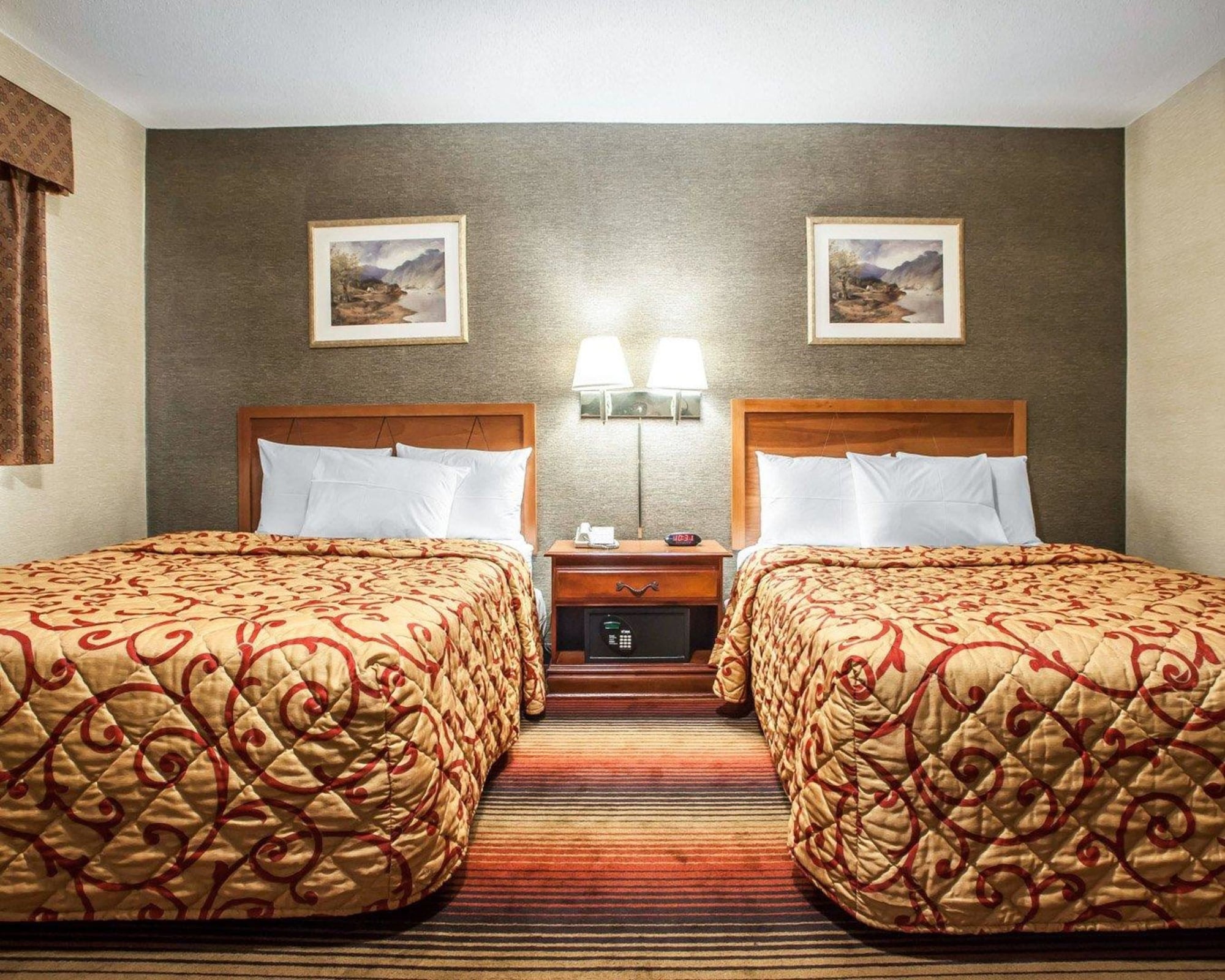 غرفة قياسية بسريرين كوين