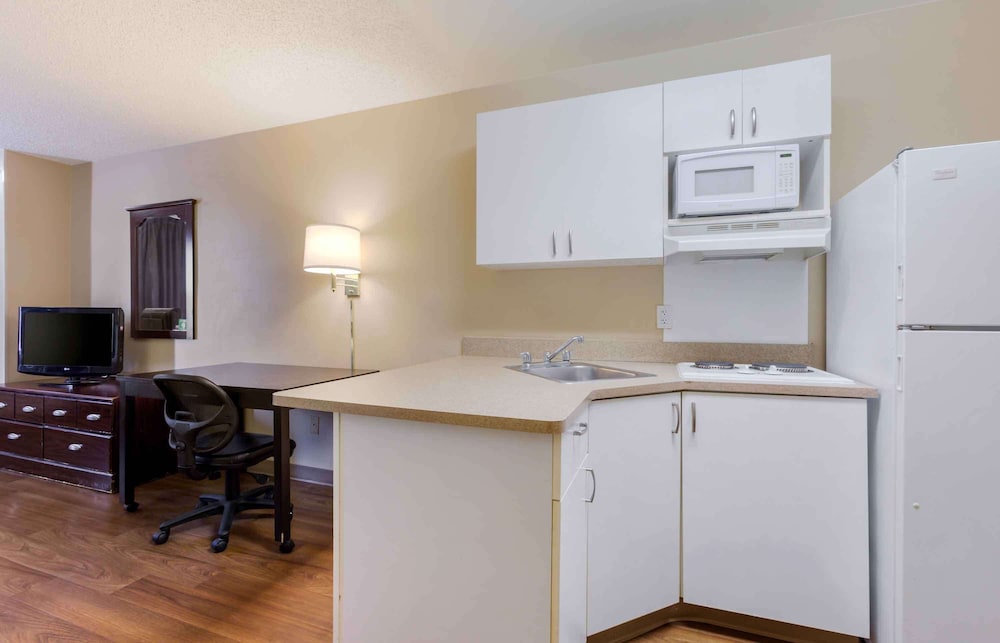 Extended Stay America Suites Phoenix Airport 30/37