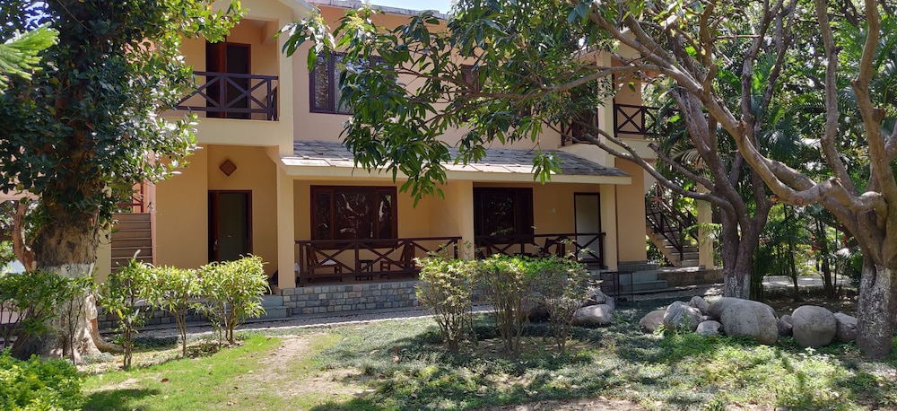 CORBETT WILD RESORT 3/50