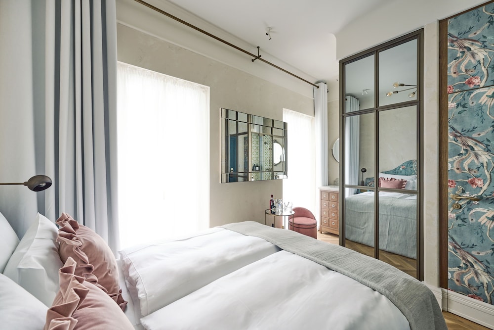 Petite, Queen Bed