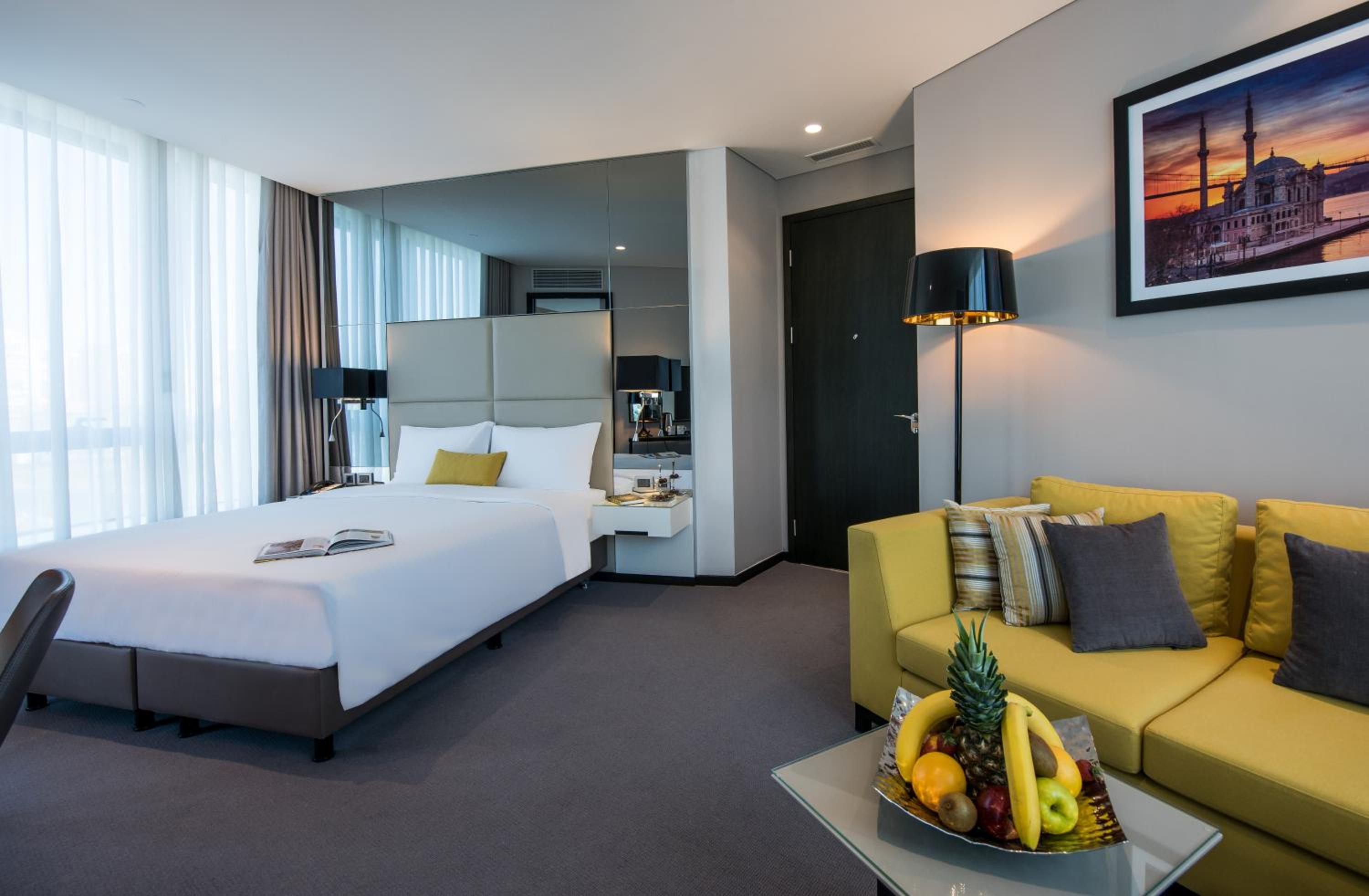 Centro, Suite, Queen Bed, Corner