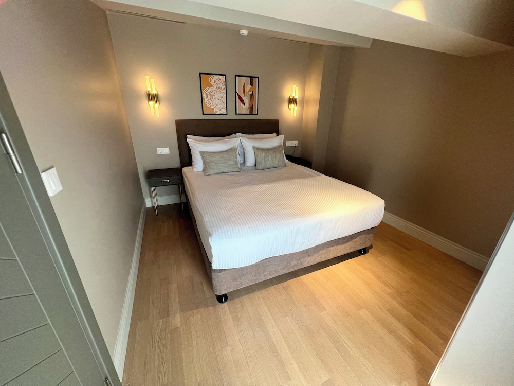 Weingart Suites Hotel 11/58