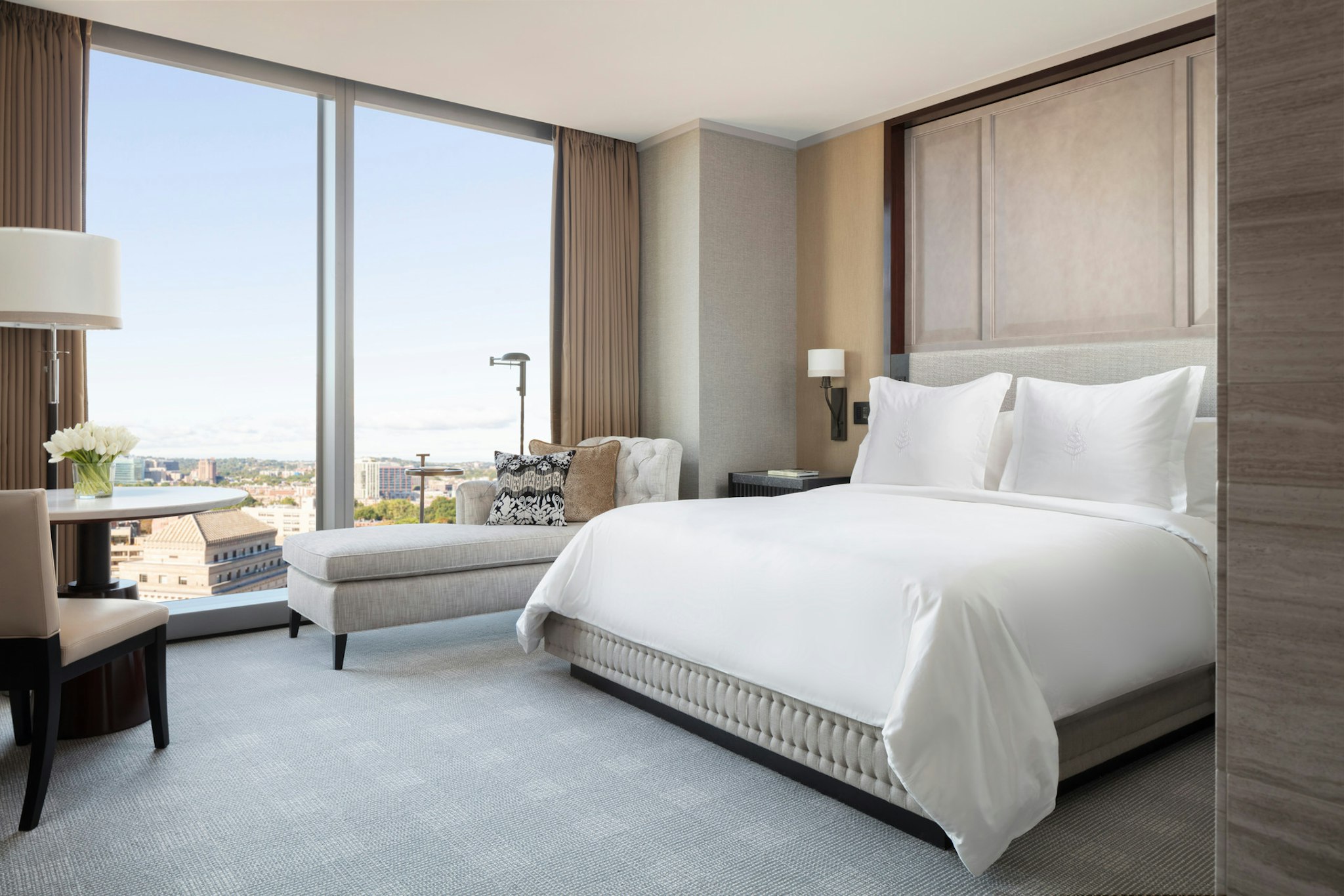 DELUXE, KING BED