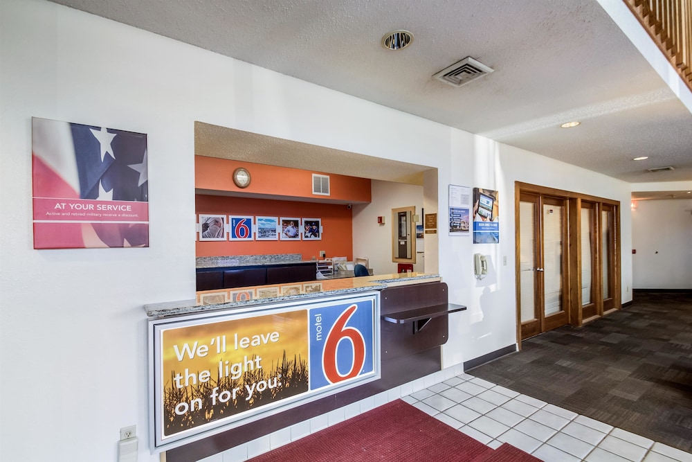 Lobby at Motel6 Saukville, WI, SAUKVILLE - WI