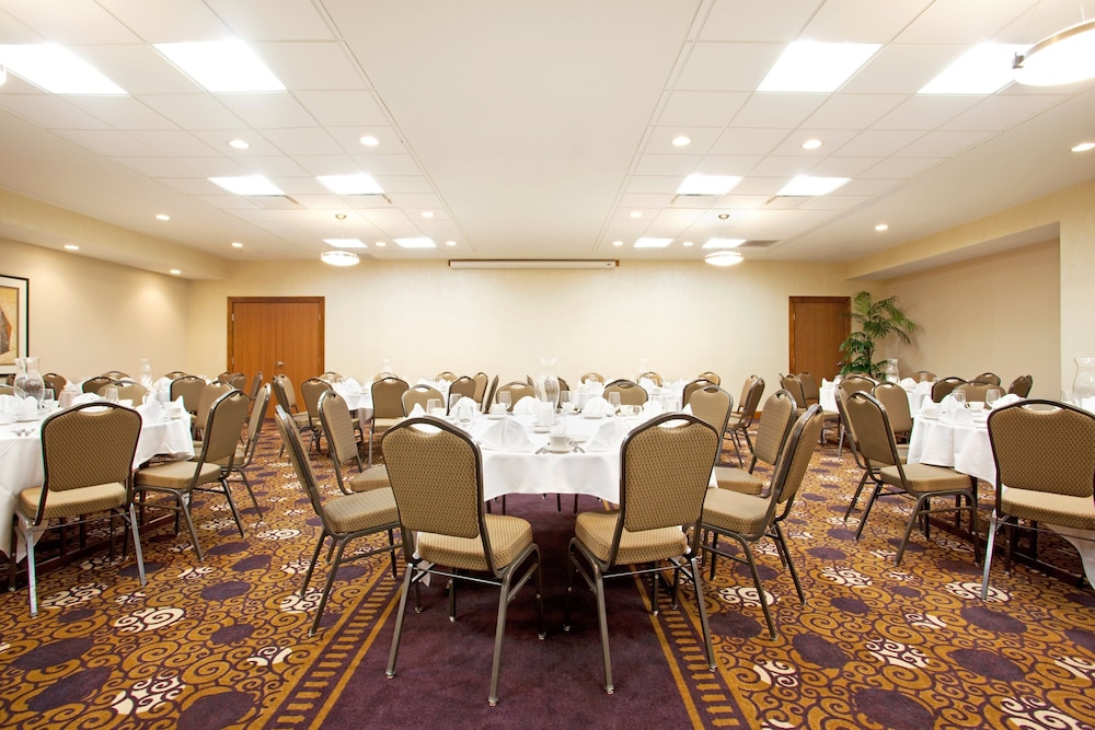 HOLIDAY INN BATTLE CREEK 43/47