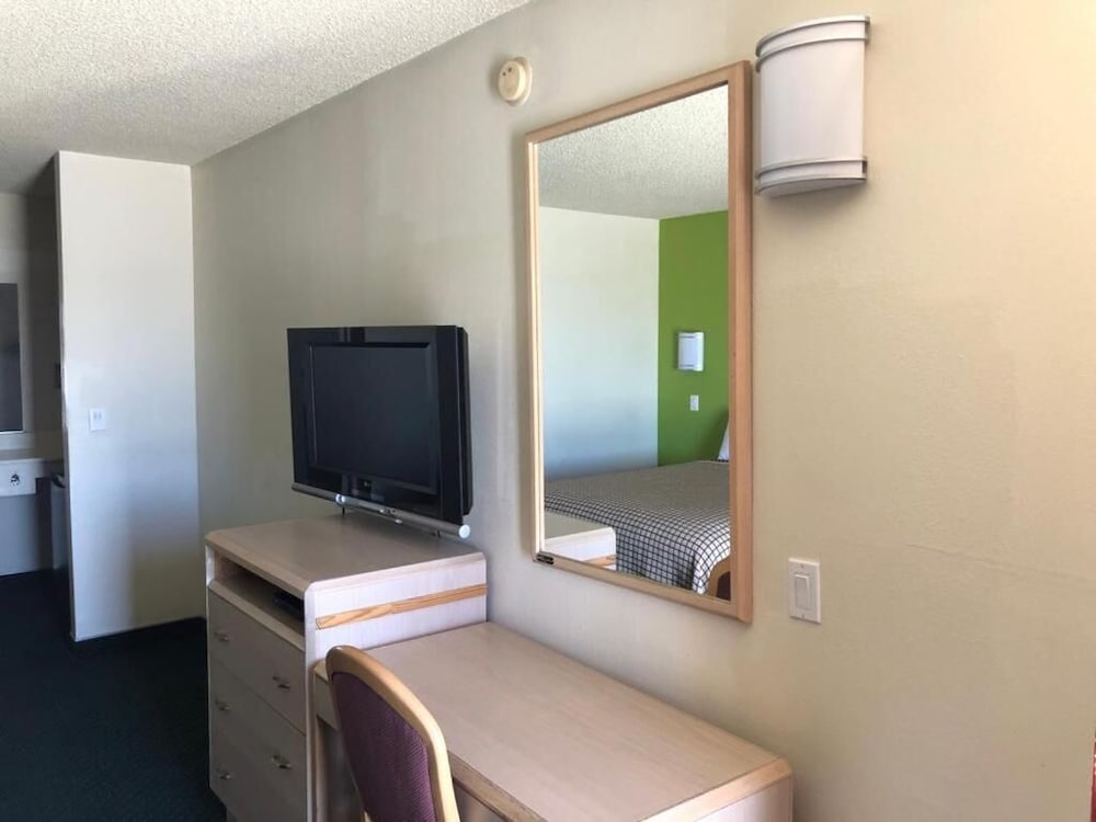 California Inn & Suites 26/31