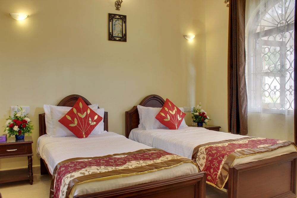 DELUXE, QUEEN BED, POOL VIEW, BALCONY