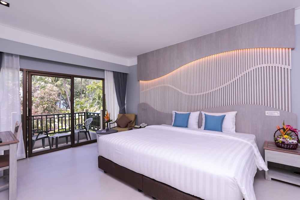 Amora Beach Resort Phuket 20/75
