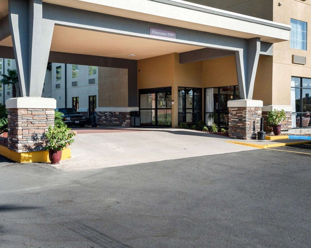 Comfort Suites Lake Charles 7/48