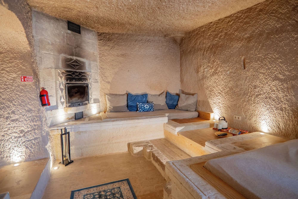 Azure Cave Suites 25/50