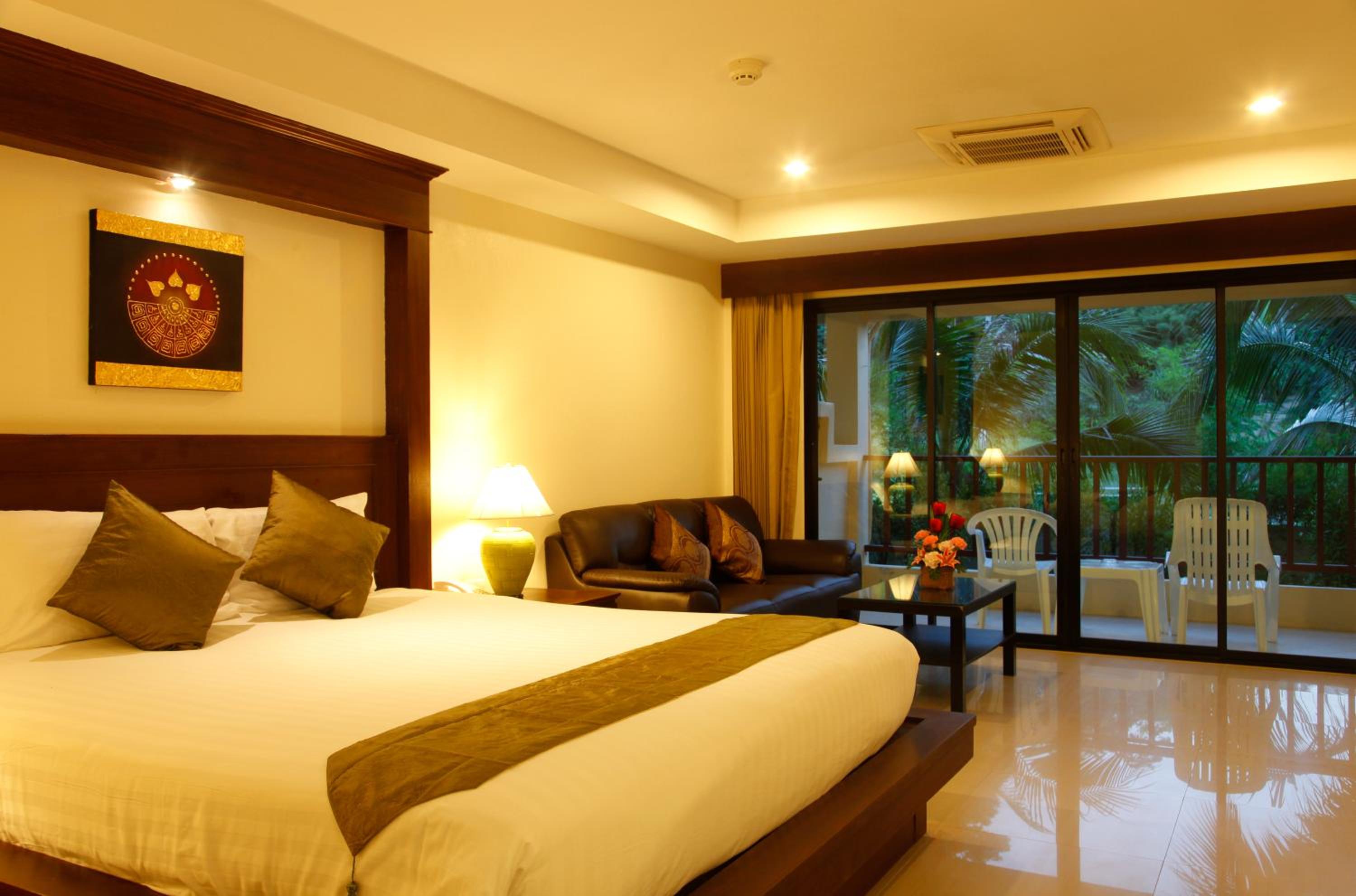 Deluxe, Double or Twin Bed, Lateral Side Pool View