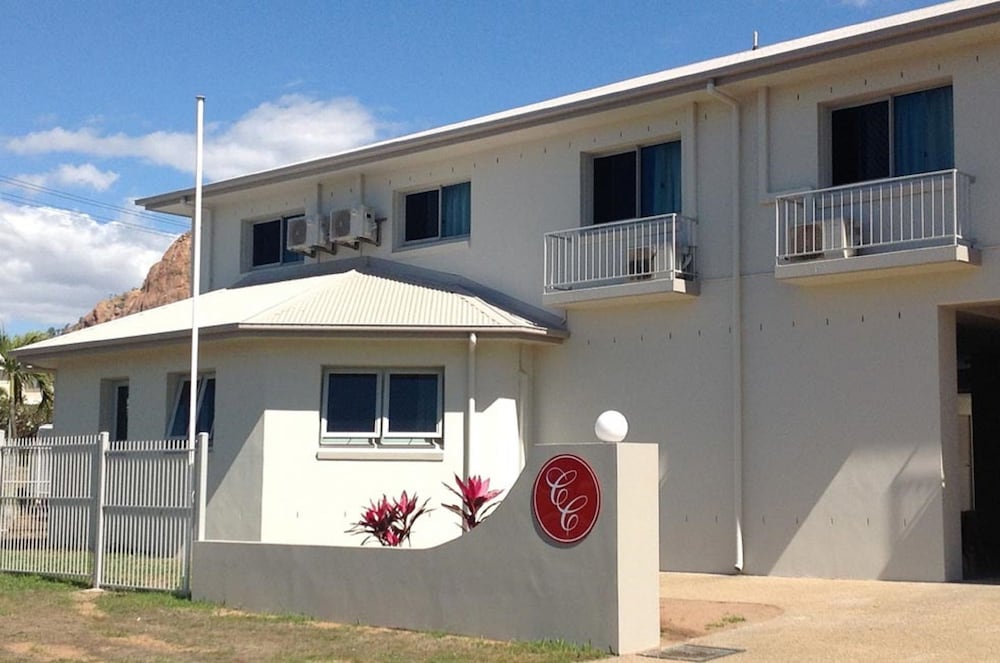 Castle Crest Motel 3/57