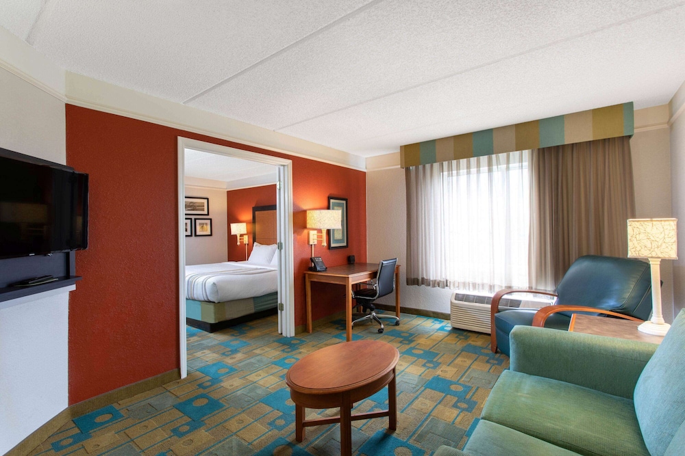 La Quinta Inn & Suites by Wyndham Jacksonville Butler Blvd 34/55