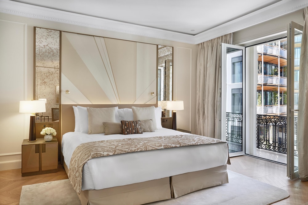 Junior Suite, King Bed, City or Patio View