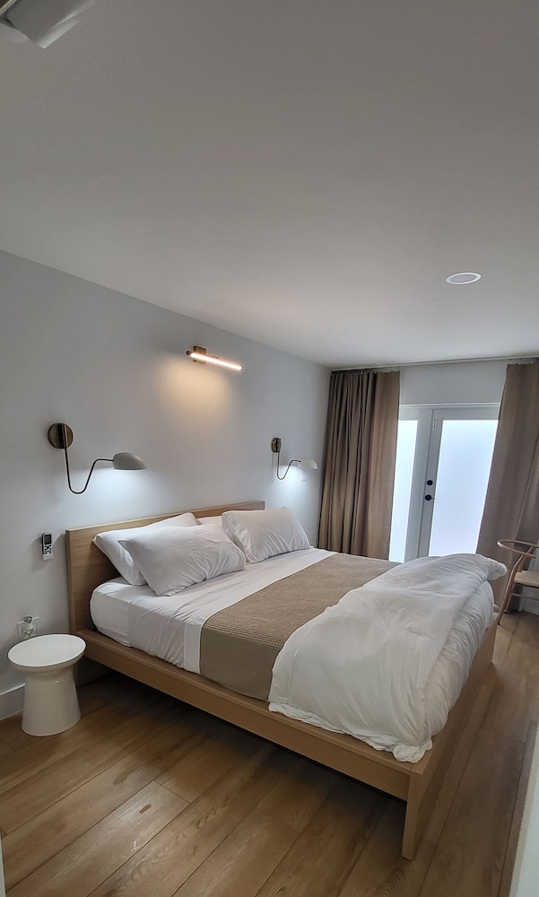DELUXE, STUDIO, KING BED, POOL VIEW