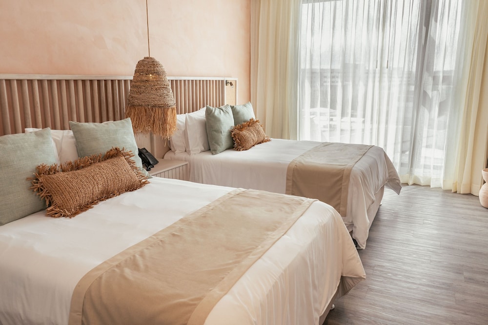 STANDARD, 2 DOUBLE BEDS