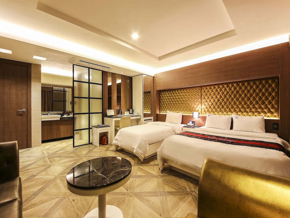 Zenith Hotel 42/63