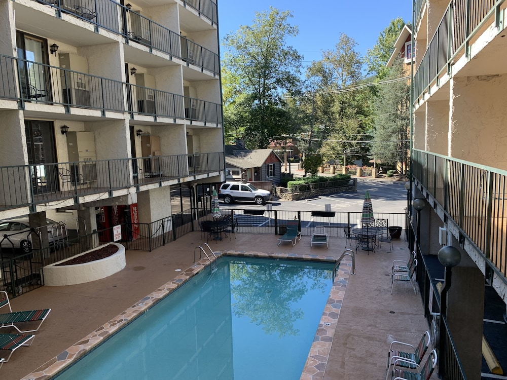 Oak Square Condominiums 24/50