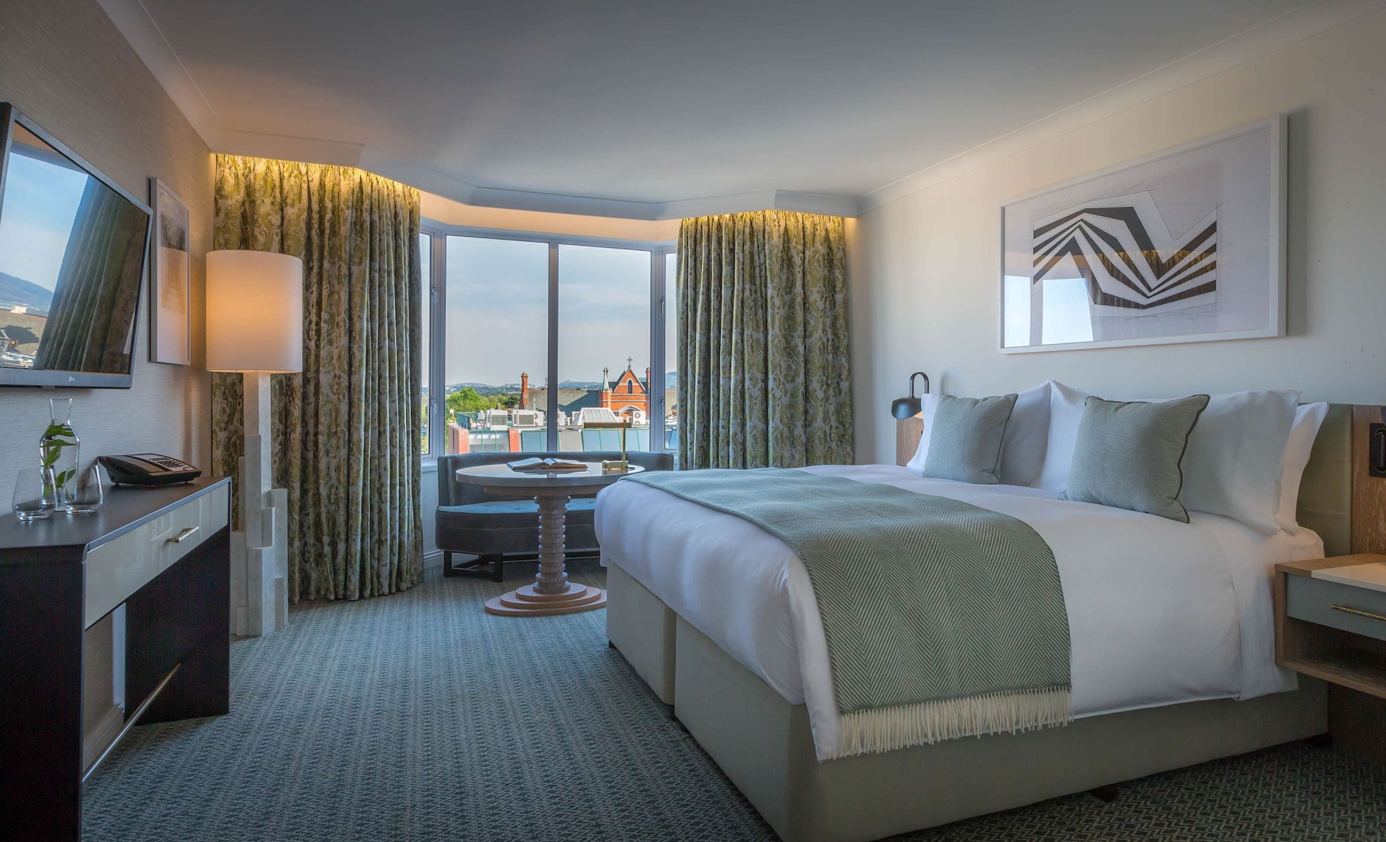 DELUXE, KING BED