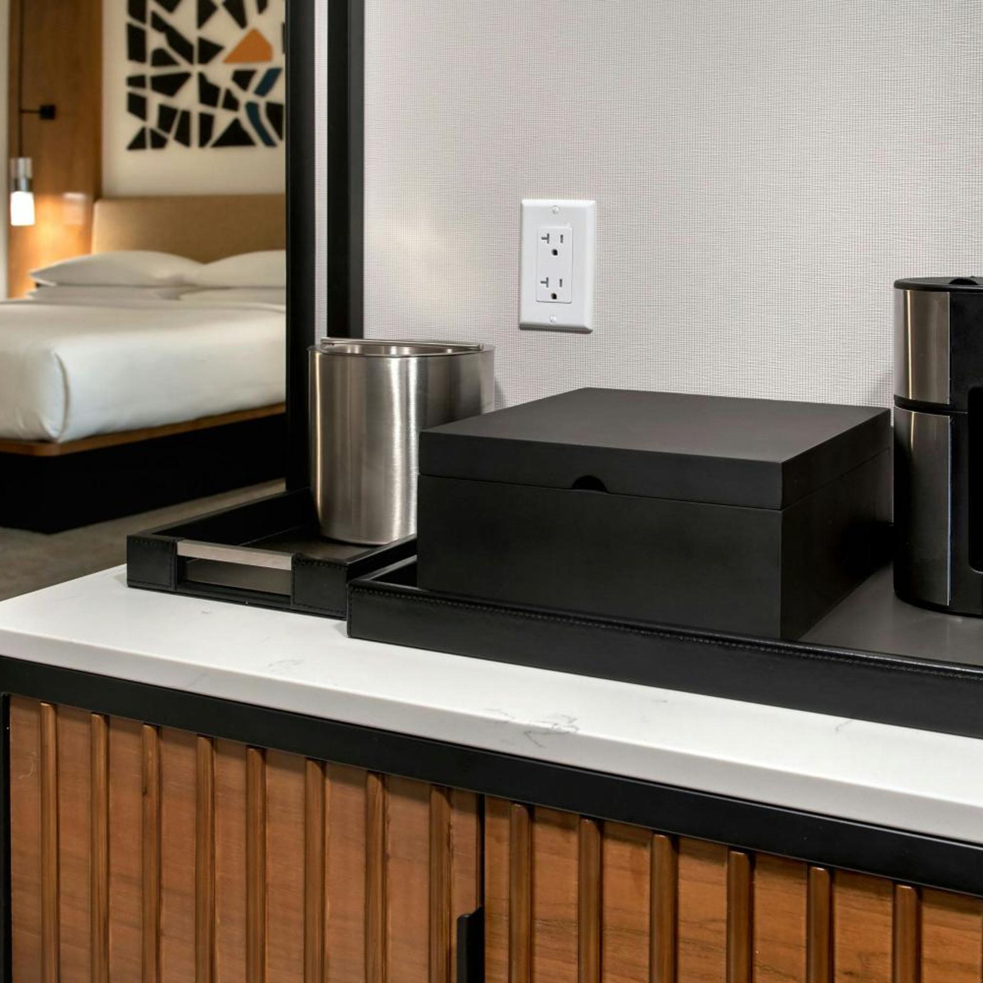 غرفة بسرير كينج بإطلالة على المدينة مع دخول صالة النادي، Marriott Springfield Downtown 8/8