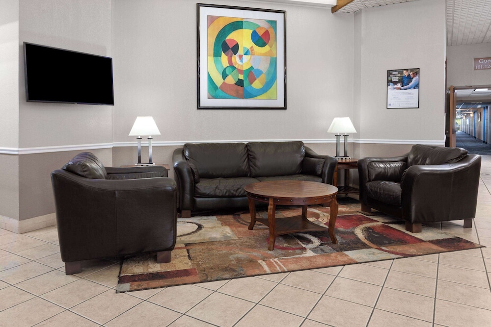 Baymont Inn and Suites by Wyndham Farmington, MO 47/62
