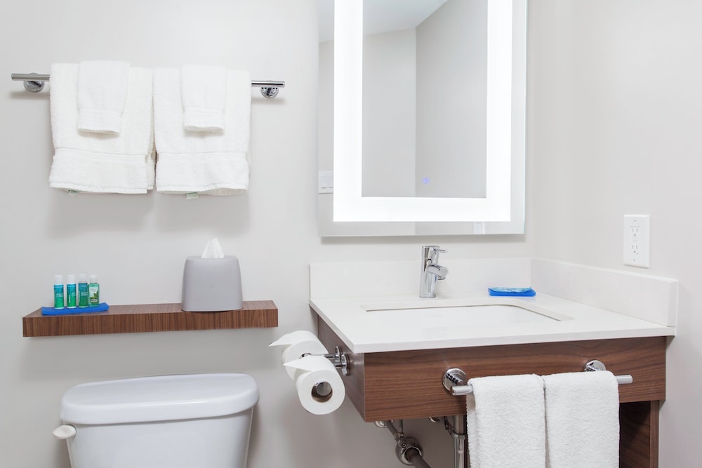 Holiday Inn Express & Suites Mississauga-Toronto Southwest, an IHG Hotel 70/71
